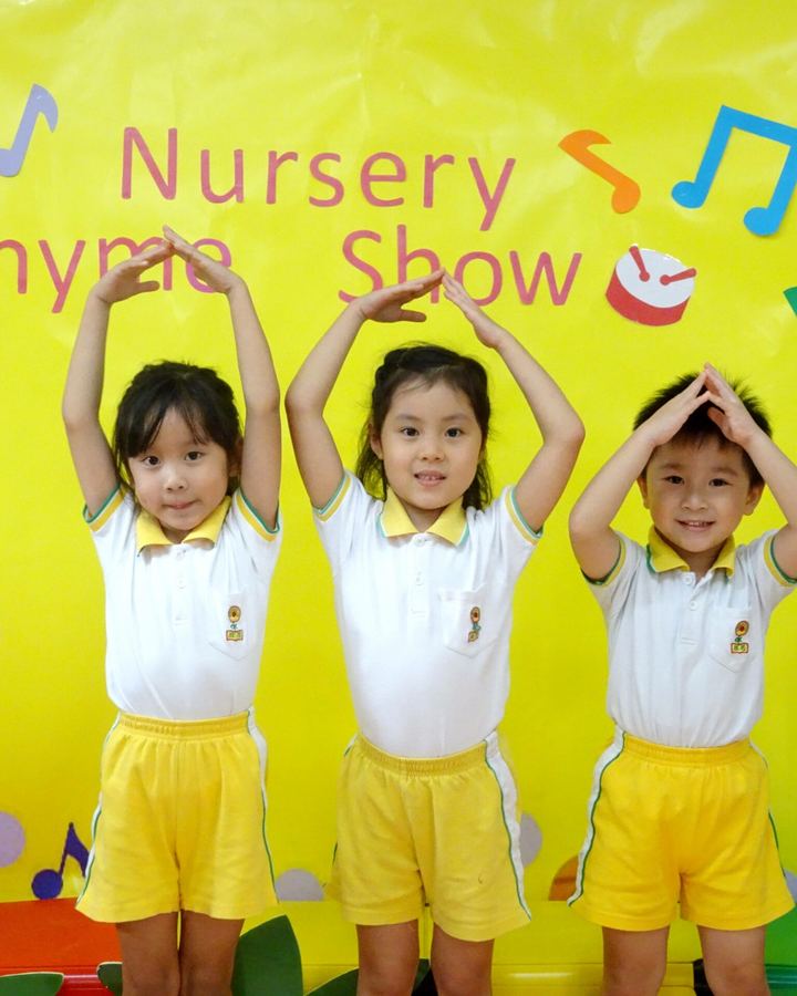 孩子在桌前书写